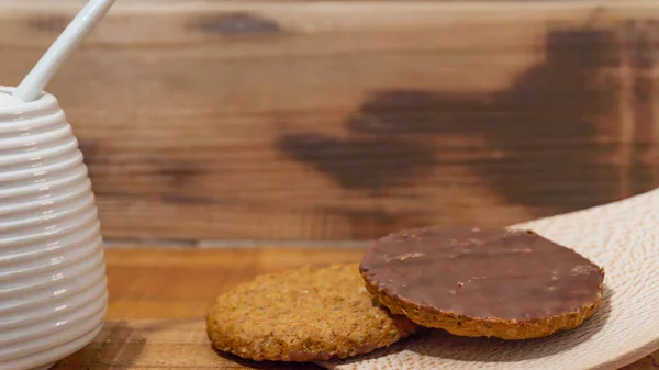 Primer Plano Galletas Grano Entero Con Chocolate Junto Frasco Porcelana —  Fotos de Stock