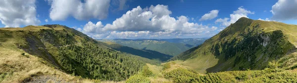 Eine Wunderschöne Landschaft Des Chike Taman Gebirges Einem Sonnigen Tag — Stockfoto