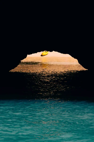 Vertical Shot Yellow Boat Beach Seen Natural Arch Sea Algarve — Stock Photo, Image