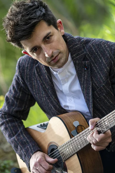 Ein Vertikales Porträt Eines Kaukasischen Mannes Der Gitarre Spielt — Stockfoto