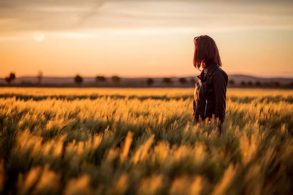 Young Woman Leather Jacket Standing Green Field Enjoying Beautiful Sunset — Stock Photo, Image