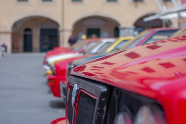 通りに沿って駐車赤ヴィンテージ車の選択的フォーカスショット — ストック写真