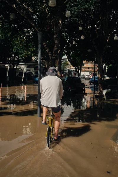 Vertical Shot Cyclist Navigating Floodwaters Brisbane City Queensland Australia — Stock Photo, Image
