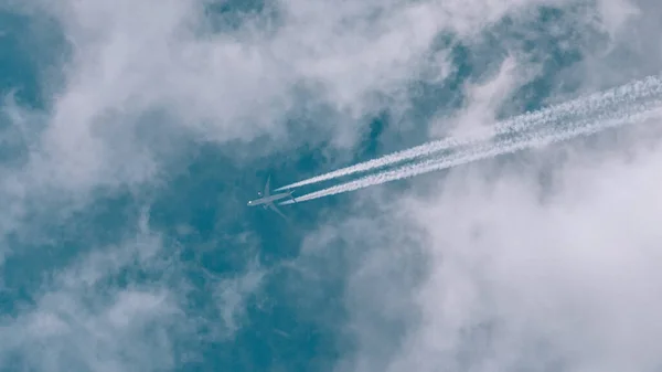 하늘에 흔적을 남기는 비행기 — 스톡 사진