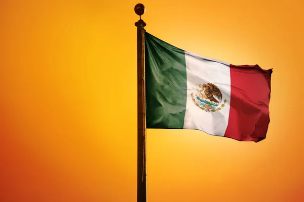 在橙色背景下孤立的旗杆上的墨西哥国旗 — 图库照片