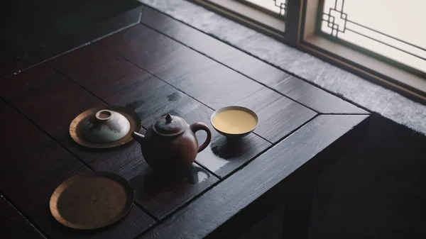Wysokie Ujęcie Kąta Czajniczek Filiżanką Herbaty Drewnianym Stole — Zdjęcie stockowe