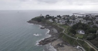 Dalgalı Brittany Okyanus Suyu ve Yüzme Havuzu 'nun drone görüntüsü.