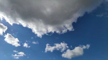 Mavi gökyüzünde hareket eden tüylü bulutların hızlandırılmış videosu