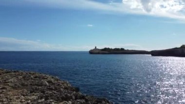 Mallorca sahili üzerinde dönen bir hava videosu.