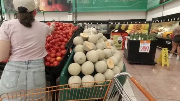 墨西哥一家超市拍摄的带医疗面具妇女购买蔬菜的特写镜头 — 图库视频影像