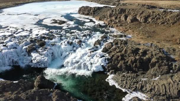 雪と氷が流れるアイスランドの川のきれいな水 — ストック動画