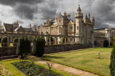 Abbotsford, Sör Walter Scott 'ın İskoç sınırlarındaki Tweed Nehri' ndeki evi.