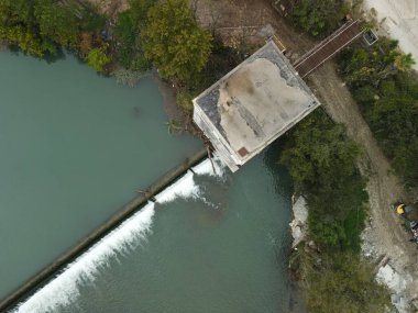 New Braunfels, Teksas 'taki Comal River' da terk edilmiş bir binanın yüksek açılı görüntüsü.