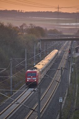 Stuttgart ve Mannheim, Baden-Wuerttemberg, Almanya arasındaki hızlı demiryolu geçiş yolundan geçen elektrikli yüksek hızlı tren.