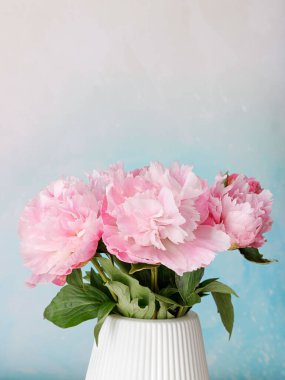 Vazodaki açık pembe şakayıklardan güzel bir kare.
