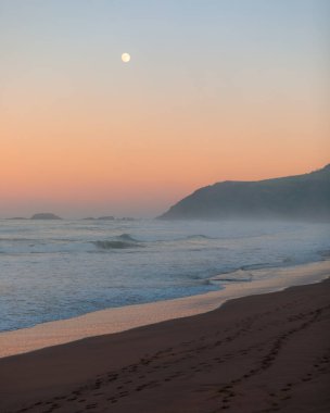 Gün batımında manzaralı bir deniz manzarası