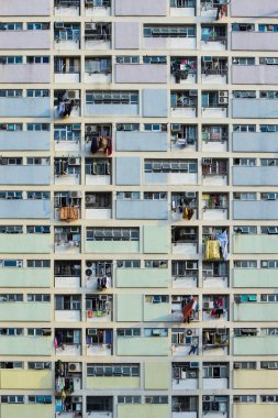 Güneşli bir günde gökkuşağı renginde güzel bir yerleşim yeri fotoğrafı. Hong Kong Choi Hung 'un simetrik mimarisi.