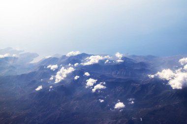 Dağların ve bulutların güzel manzarası üzerlerinde