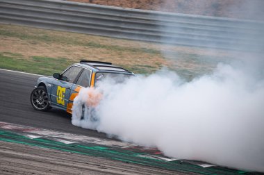 Çift renkli BMW E30 yarışması Sürüklenmeye hazır