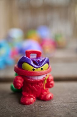 Sihirli kutu markası Superthing Fred Fedit kırmızı oyuncak biblosu kötü adam takımından