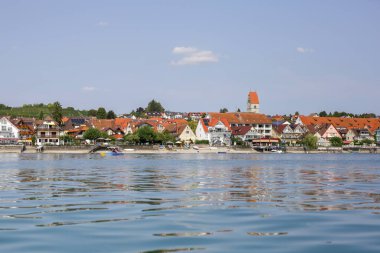 Arkasında bir kasaba olan Constance Gölü 'nün güzel bir görüntüsü.