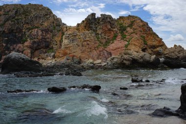 Yazın sahilden çekilen bulutlu mavi gökyüzü