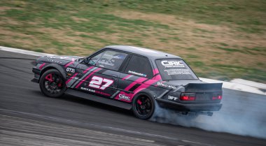 Koyu renkli BMW E30 yarışması Sürüklenmeye hazır