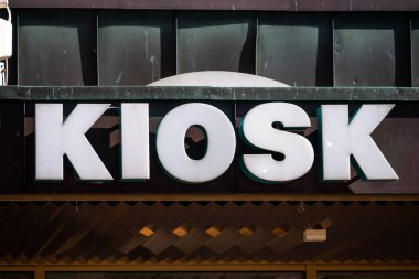 beyaz işaretin yakın plan çekimi 