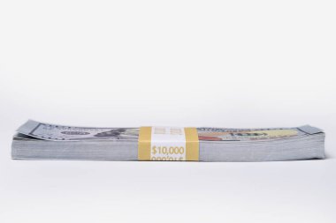 Beyaz arka planda izole edilmiş on bin Amerikan doları yığını