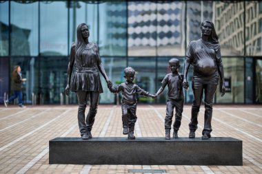 Centenary Meydanı 'ndaki Birmingham Kütüphanesi önünde 