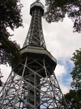 Çek Cumhuriyeti Prag 'daki Petrin Kulesi üzerinde bulutlu bir gökyüzü görüntüsü