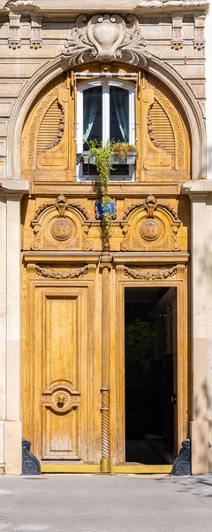 Париж Старинная Деревянная Дверь Типичное Здание Xvi Округе — стоковое фото