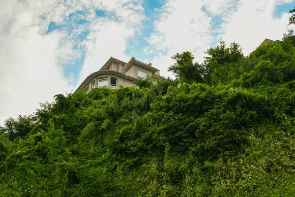 Ένα Χαμηλό Πλάνο Ενός Σπιτιού Στην Κορυφή Ενός Βουνού — Φωτογραφία Αρχείου