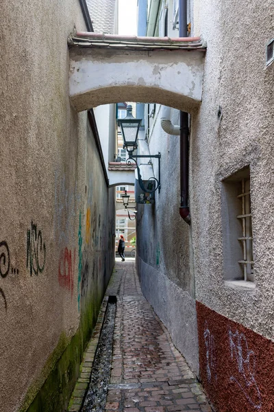 Pionowe Ujęcie Wąskiej Uliczki Pomiędzy Dwoma Starymi Budynkami Freiburgu Niemcy — Zdjęcie stockowe
