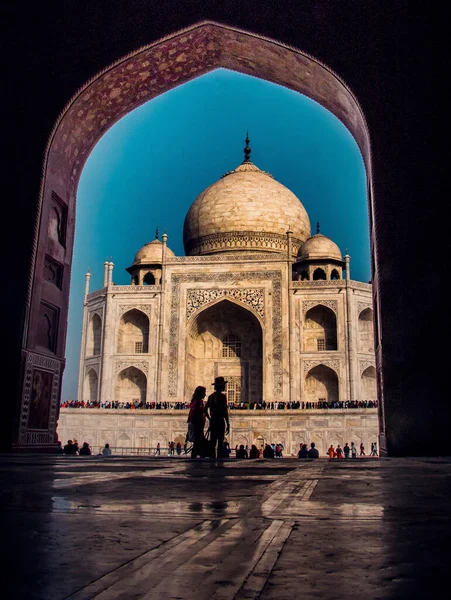 Uma Silhueta Duas Pessoas Frente Taj Mahal — Fotografia de Stock