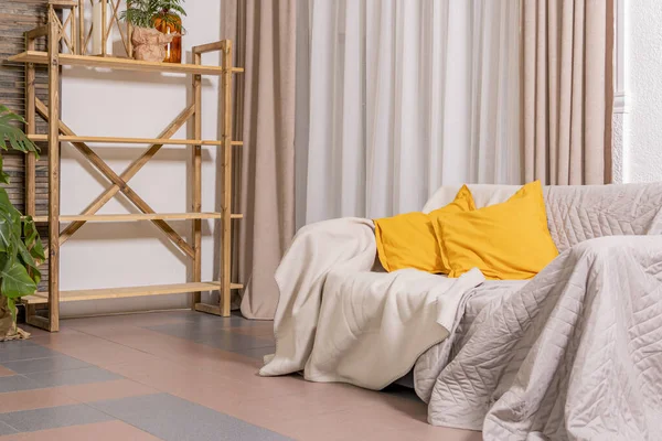 Przytulny Komfortowy Salon Ściana Ozdobiona Tkaninami Sofa Żółtymi Poduszkami Drewniana — Zdjęcie stockowe