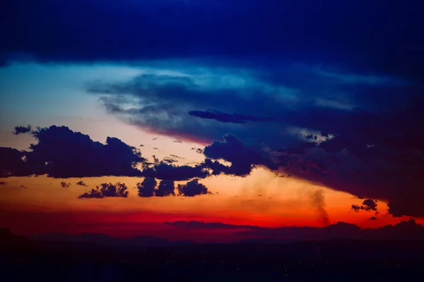 Een Betoverend Uitzicht Een Schilderachtige Zonsondergang Heldere Kleuren Met Pluizige — Stockfoto