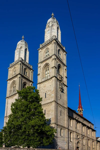 Zdjęcie Pionowe Podwójnych Wież Kościoła Grossmunster Zurychu Szwajcaria — Zdjęcie stockowe