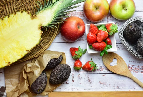 Flat Lay Frutas Frescas Variadas Com Morangos Maçãs Abacaxi Abacates — Fotografia de Stock