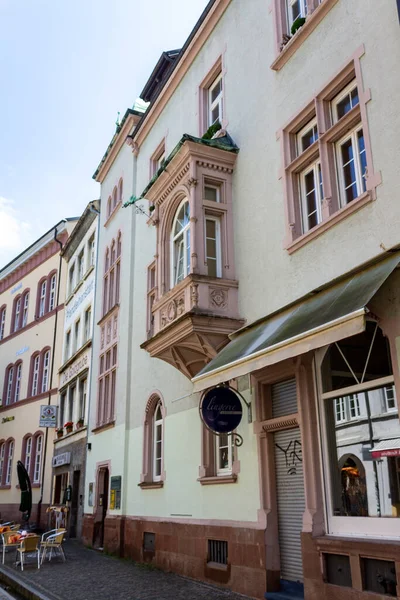 ドイツ ヨーロッパのダウンタウンフライブルクの歴史的建造物の美しい外観の垂直ビュー — ストック写真