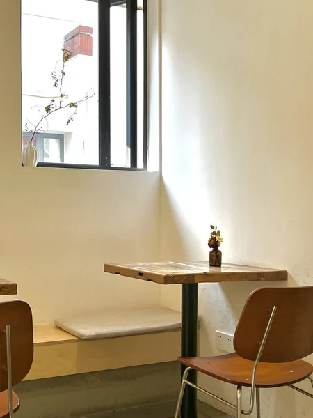 木製の椅子と窓の近くのテーブルとミニマルなインテリアデザインの垂直ショット — ストック写真