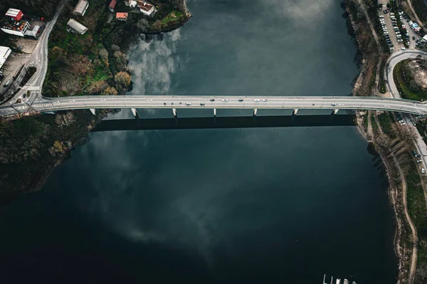 Tiro Aéreo Uma Ponte Rio Com Reflexão Céu — Fotografia de Stock