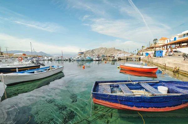 Живописный Порт Острова Эгина Рыболовецкими Судами Яхтами Саронический Залив Греция — стоковое фото