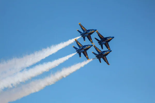 澄んだ青い空の下 米国サンディエゴのミラマー航空ショー — ストック写真