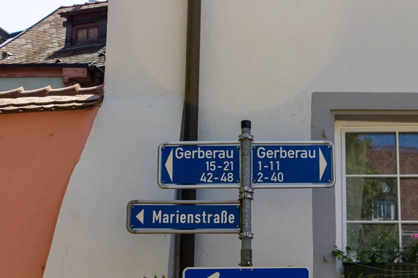 フライブルク ドイツ ヨーロッパの白い壁に対する青い通りの標識 — ストック写真