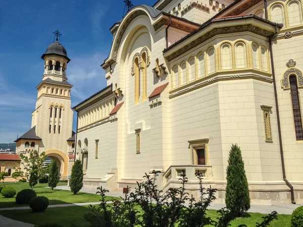 ルーマニアのアルバ ルリアの青い空に対する戴冠式の大聖堂 — ストック写真