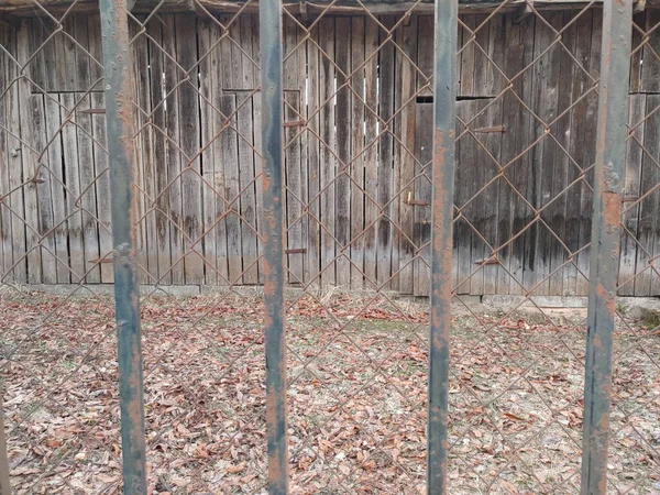 Tiro Uma Casa Madeira Fechada Com Colunas Metal Barras — Fotografia de Stock