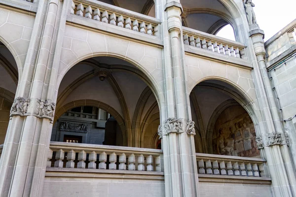 苏黎世一座有拱形阳台的历史建筑正面的美丽照片 — 图库照片