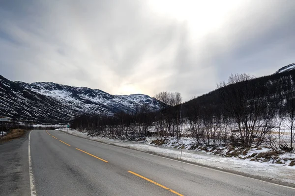 Estrada Vazia Contra Fundo Montanhas Nevadas Hemsedal Noruega Riksvei — Fotografia de Stock