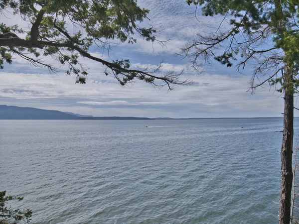 Kısmen dalgalı bir denizin manzarası İnce bir gökyüzünün altında yaz boyunca